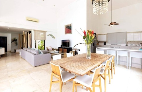 Playa Blanca Villa | Elite 2 story Villa 🏡 4 bdr + 4.5 bthr Patio lake Front/Beach club Access 🌅🏖️