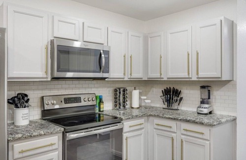 South Arlington House | Elite 5BR/3.5B Home with Game Room, Hot Tub, & Sauna
