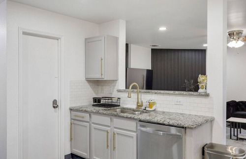 South Arlington House | Elite 5BR/3.5B Home with Game Room, Hot Tub, & Sauna