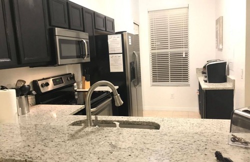 Regal Palms House | Elite end unit, sleeps 10, 2 min walk to pool, many extras. Close to Disney.