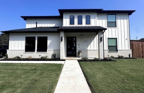 Arlington House | Elite Gameday Estate w/ Hot Tub | Steps from AT&T