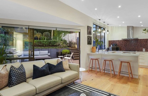 Freemans Bay House | Elite Retreat Ponsonby with Parking and Deck