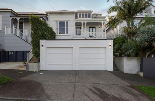 Freemans Bay House | Elite Retreat Ponsonby with Parking and Deck