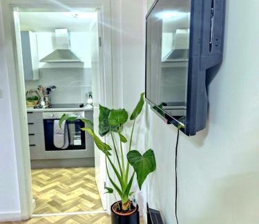 Prestwich Apartment | Elite Service Accommodation 5min to Tram, direct to Manchester, 5 min drive to High Street & M60 J17