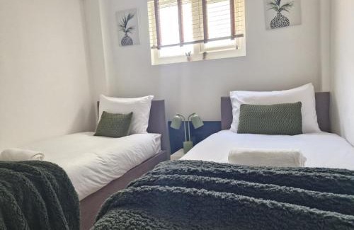 Prestwich Apartment | Elite Service Accommodation 5min to Tram, direct to Manchester, 5 min drive to High Street & M60 J17