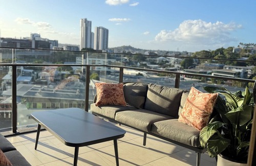 Newstead Apartment | Elite Stay- at THE DEAN’s PLACEnW/City & Sunset View Free private parking, Pool
