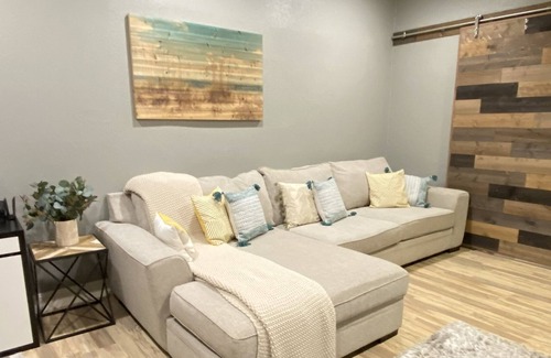 Sacramento House | Elite Stylish House 3+1 bedrooms close to grocery & fast food
