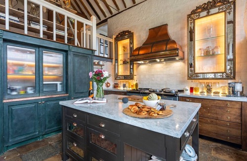 Pulborough Villa | Elizabethan Manor - Seven Bedroom Villa, Sleeps 14