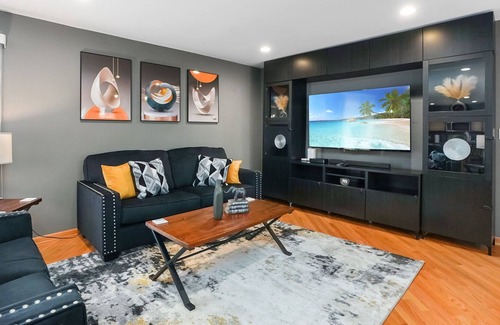 Elk Grove Village House | Elk Grove Village FHS Rental - Kingsbridge Rd