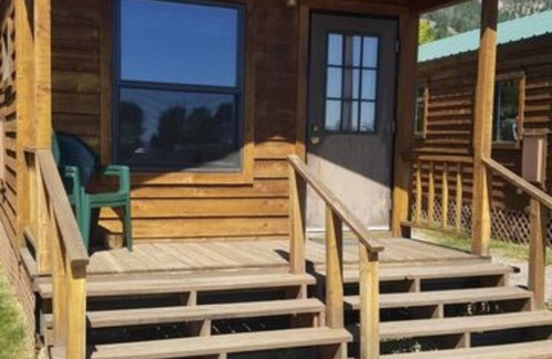 West Yellowstone Cabin | Elk Haven Camping (Cabin 10)