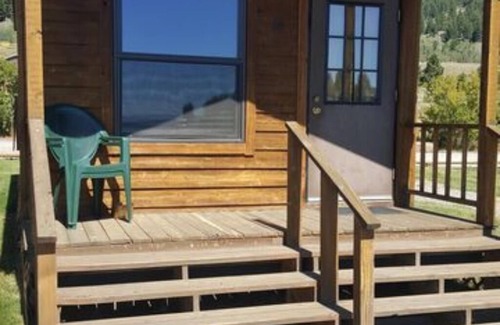 West Yellowstone Cabin | Elk Haven Camping (Cabin 14)