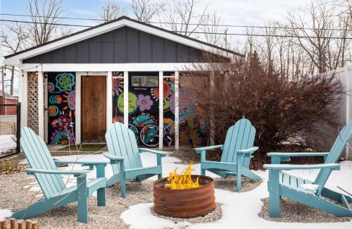 Elk Rapids House | Elk Rapids Bungalow Garden Firepit AC