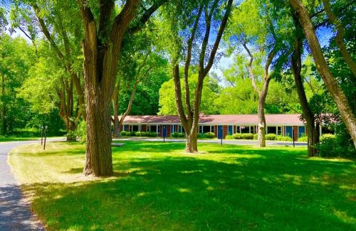 Williamsburg Hotel | Elk Rapids Lakeshore Inn