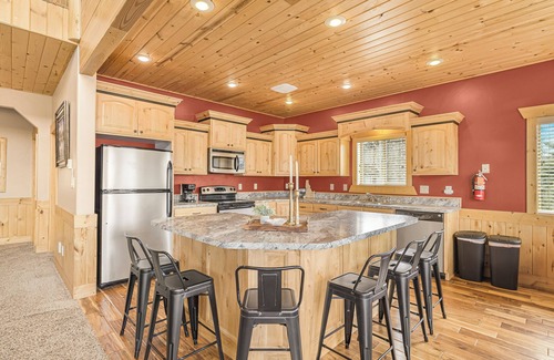Island Park House | Elk Ridge Retreat-25m to Yellowstone+hot tub+home theater