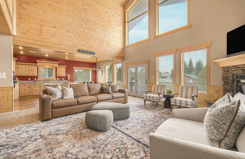 Island Park House | Elk Ridge Retreat-25m to Yellowstone+hot tub+home theater