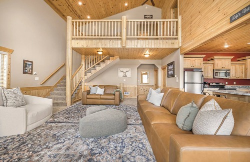 Island Park House | Elk Ridge Retreat-25m to Yellowstone+hot tub+home theater