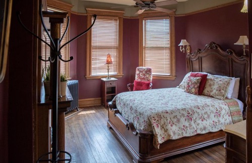 Sutton Hotel | Elk River Hotel & Cafe