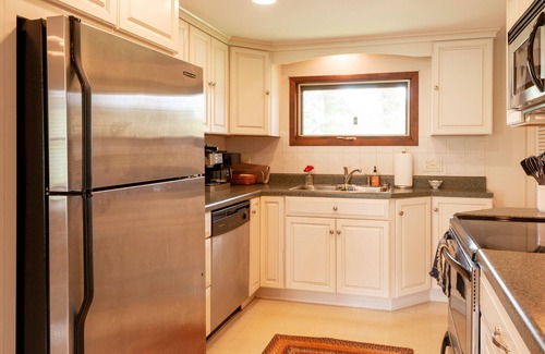 Emporium Cottage | Elk Valley Cottage is the cozy home away from home you have been looking for!