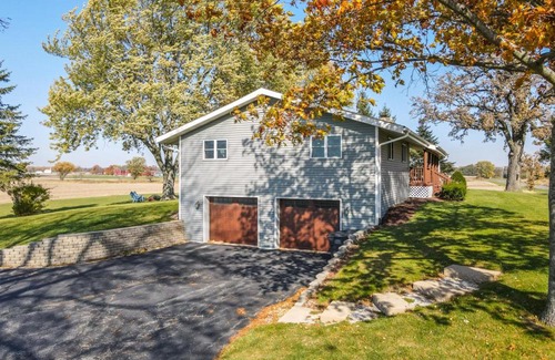 Lake Geneva House | Elkhorn 3 Bedroom 2 Bathroom Log Cabin Sleeps 8 - Lincoln Log Cabin