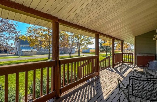 Lake Geneva House | Elkhorn 3 Bedroom 2 Bathroom Log Cabin Sleeps 8 - Lincoln Log Cabin