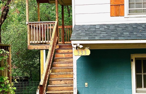 Jonesville Apartment | Elkin Apartment - Walk to Main St. Social District
