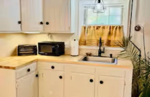 Bridgton House | Ell Suite walk to town beach