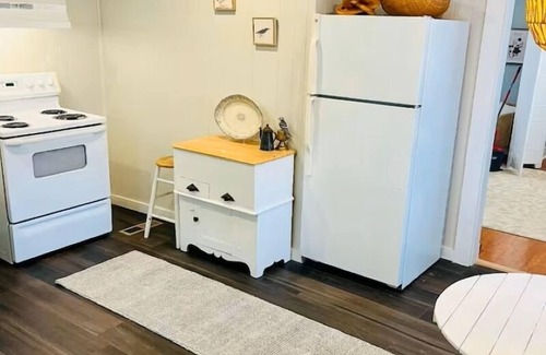 Bridgton House | Ell Suite walk to town beach