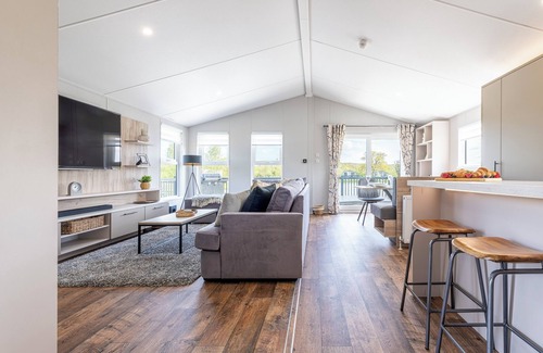 Woodhall Spa Cabin | Ella Lodge - Luxury lakeside lodge with hot tub