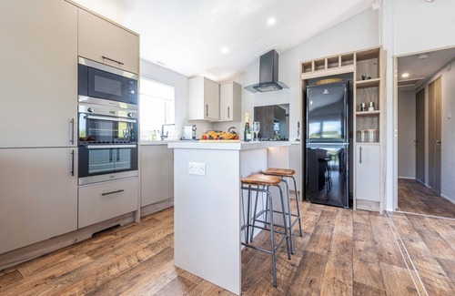 Woodhall Spa Cabin | Ella Lodge - Luxury lakeside lodge with hot tub