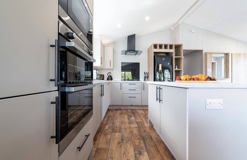 Woodhall Spa Cabin | Ella Lodge - Luxury lakeside lodge with hot tub