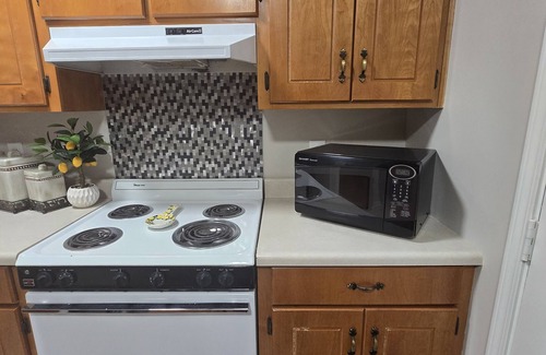 Steens House | Ella's Place is a charming 3-bedroom house with AC, WiFi in East Columbus