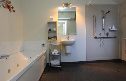 Blenheim Hotel | Ellena Court Motel