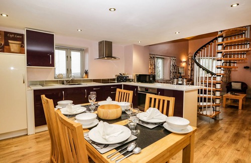 Ulverston Cottage | ELLER RIGGS COTTAGE, family friendly, with a garden in Ulverston