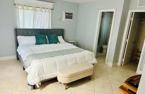 Oakland Park House | Elles King Room- Private Entrance