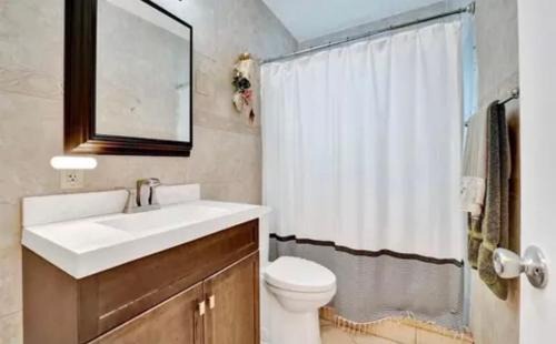Oakland Park House | Elles King Room- Private Entrance