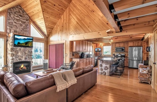 Farmersville Station Cabin | Ellicottville Cabin w/hot tub, stocked pond & 150+ acres of land to explore!