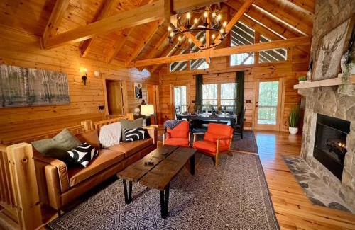 Ellijay House | Ellijay Cabin - Cozy Fall Hideaway & Hot Tub