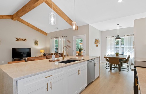 Ellijay House | Ellijay's Charm- Spacious, Hot Tub & Fire Pit!