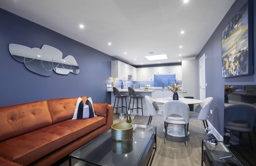 Cheltenham Apartment | Elliot Oliver - Exquisite 2 Bedroom Apartment With Garden, Parking & EV Charger
