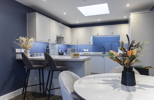 Cheltenham Apartment | Elliot Oliver - Exquisite 2 Bedroom Apartment With Garden, Parking & EV Charger