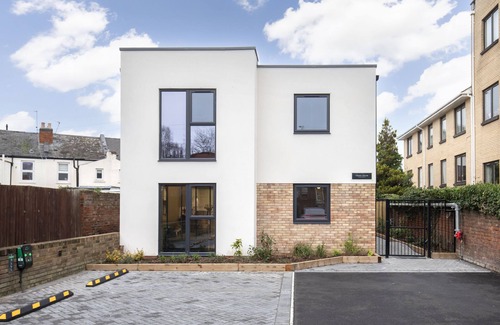 Cheltenham Apartment | Elliot Oliver - Exquisite 2 Bedroom Apartment With Garden, Parking & EV Charger