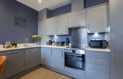 Gloucester Apartment | Elliot Oliver - Loft Style 2 Bedroom Apartment With Parking In The Docks