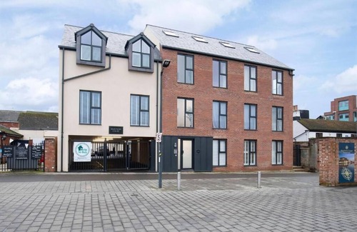 Gloucester Apartment | Elliot Oliver - Loft Style 2 Bedroom Apartment With Parking In The Docks