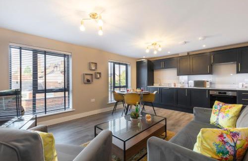 Gloucester Apartment | Elliot Oliver - Luxurious Two Bedroom Apartment With Parking