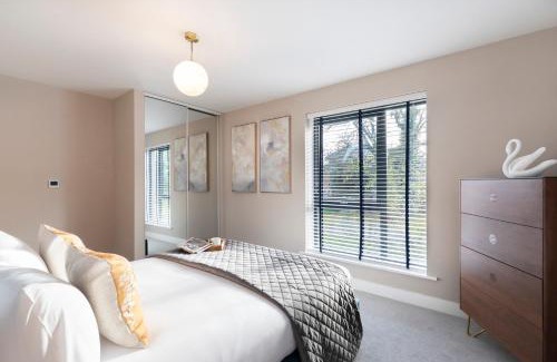 Gloucester Apartment | Elliot Oliver - Luxurious Two Bedroom Apartment With Parking