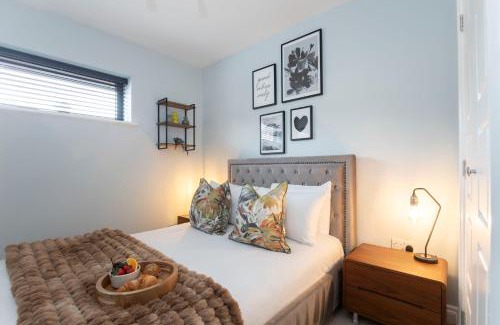 Gloucester Apartment | Elliot Oliver - Stylish 2 Bedroom Apartment With Parking In The Docks