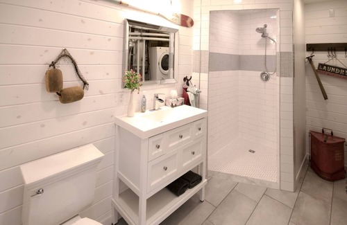 Zurich Cottage | Elliott's Anchor. Fully Accessible Lakefront Luxury!