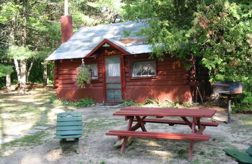 Grawn Cabin | Ellis Lake Resort - Doghouse Log Cabin-Interlochen/Traverse City