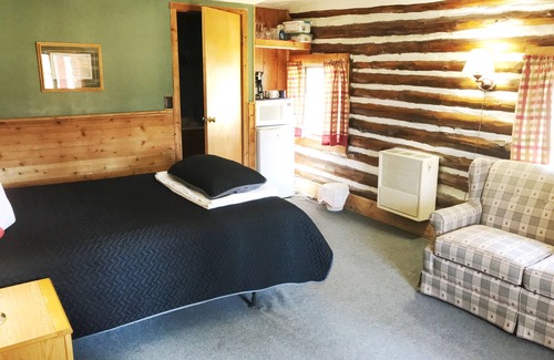 Grawn Resort | Ellis Lake Resort - Hemlock Logroom - Interlochen/Traverse City