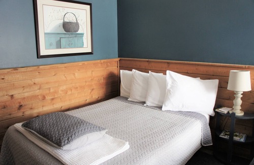 Grawn Resort | Ellis Lake Resort - Tamarack Logroom-Interlochen/Traverse City